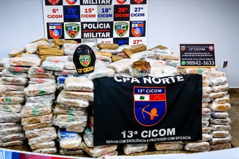 POLICIAIS MILITARES DA 13°CICOM EFETUARAM A APREENSÃO DE 774 TABLETES DE MACONH@ TIPO SKUNK NO BAIRRO CIDADE DE DEUS, EM MANAUS