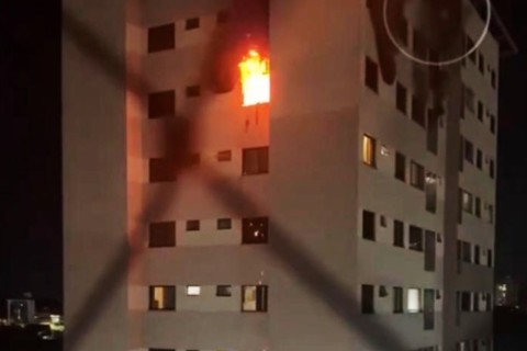 INCÊNDIO ATINGE APARTAMENTO NO SOLAR DOS FRANCESES E ASSUSTA MORADORES EM MANAUS